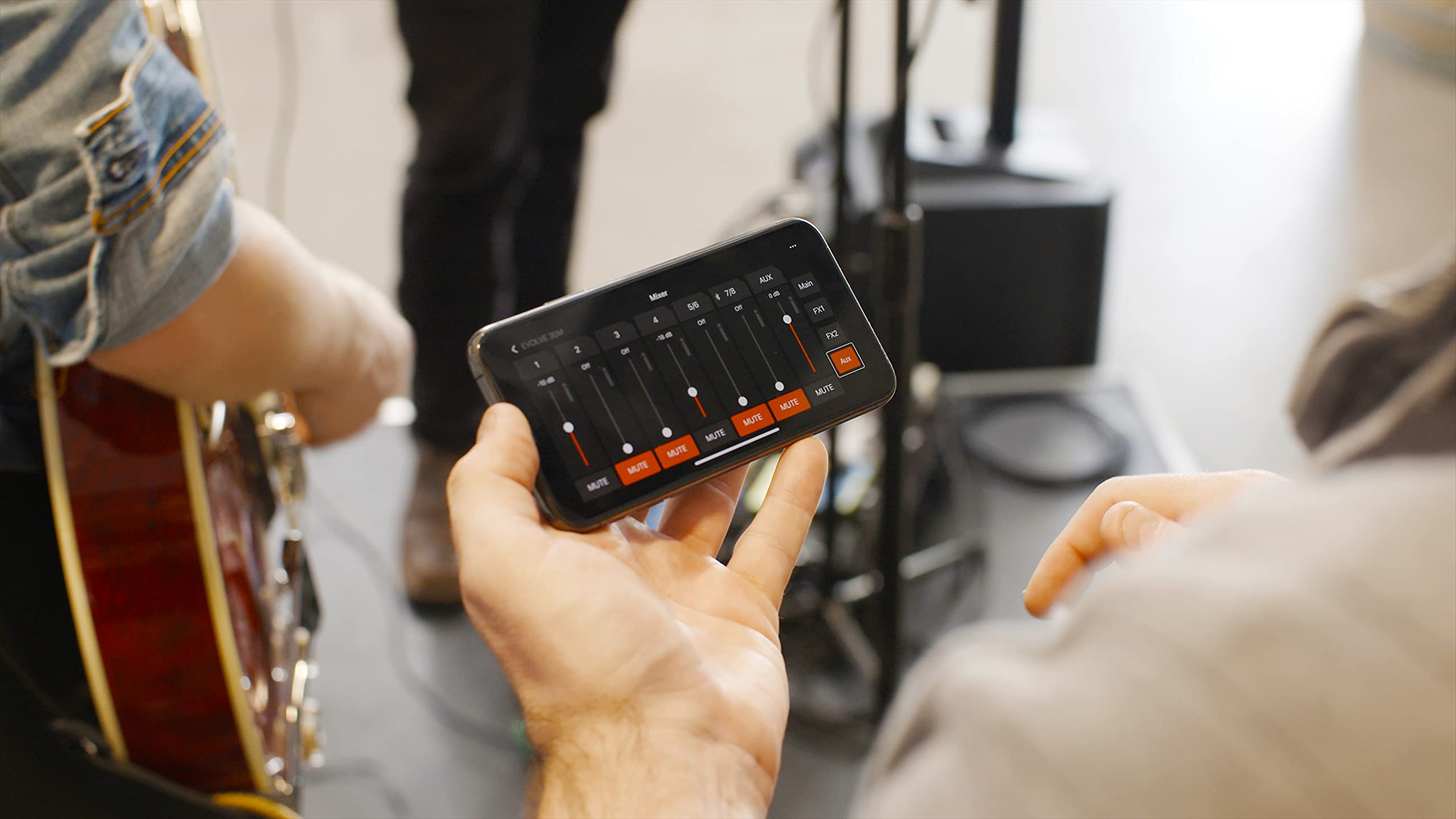 Electro-Voice Evolve 30M Portable Powered Column Loudspeaker System, Black, (F.01U.366.319)